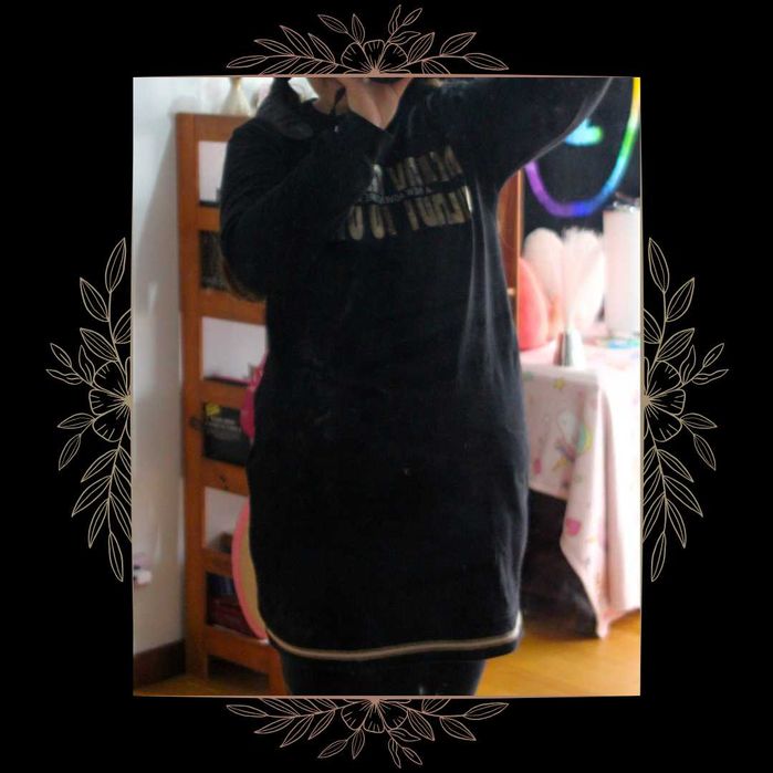 Vestido Curto e Justo Preto com Detalhes Dourados