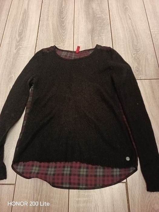 Na chłodną pogodę sprawdzi się cienki sweter.