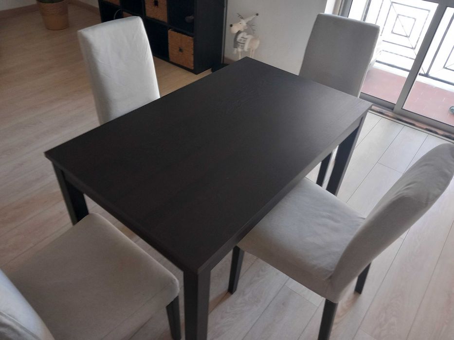 Mesa extensivel com 4 cadeiras