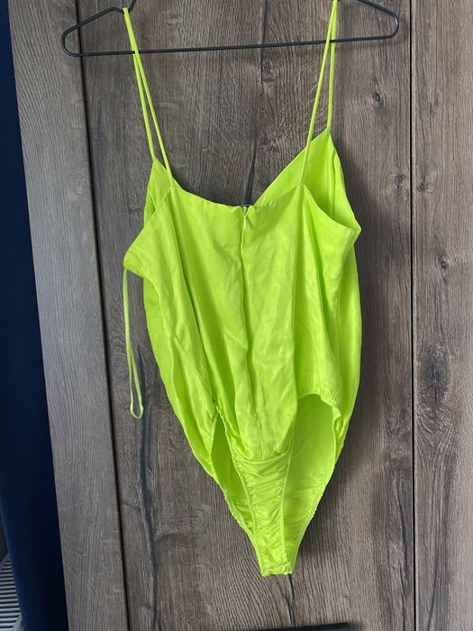 satynowe body neonowe na ramiaczkach top lejacy dekolt sylwester