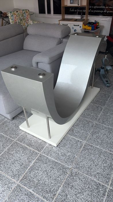 Mesa de jantar com tampo em vidro temperado
