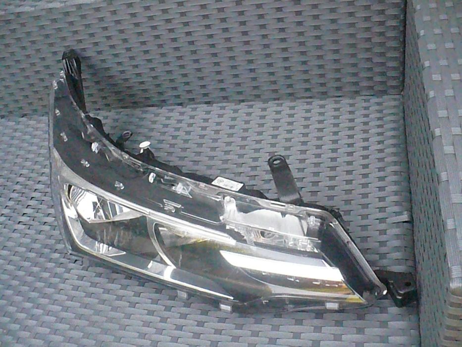 Reflektor prawy Toyota Corolla E16 LIFT LED EU.OE