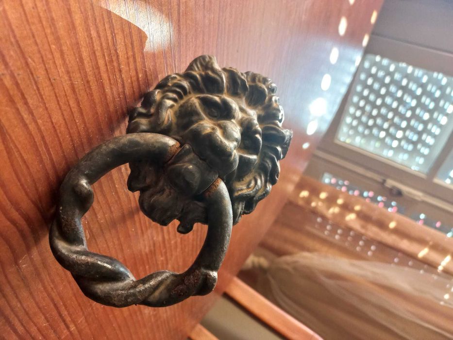 Batente de porta antigo em ferro