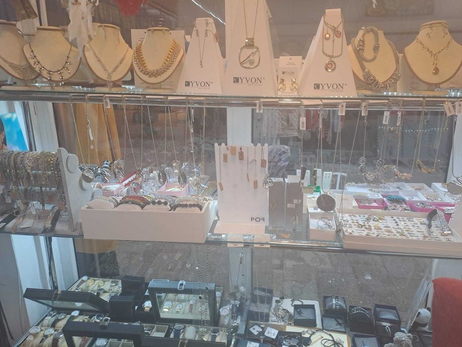 Sklep z biżuterią srebrną i sztuczną oraz odzieżą damską