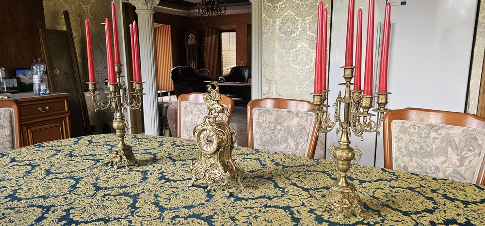 Бронзовые часы с большими канделябрами, подсвечниками