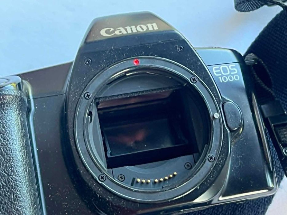 Aparat fotograficzny Canon EOS 1000 vintage czarny