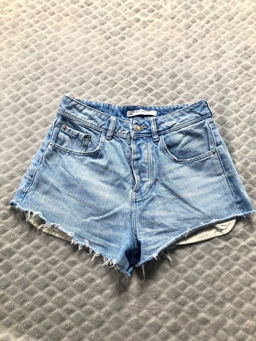 Krótkie jasno niebieskie jeansowe spodenki Zara