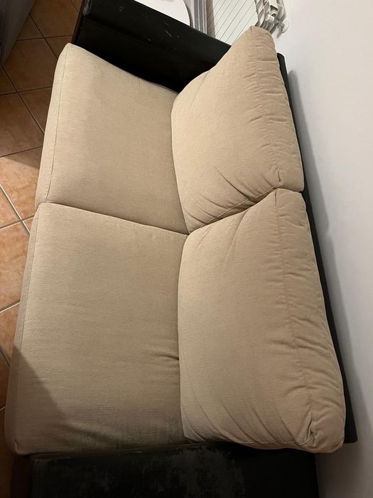 Sofá 2 Lugares em Tecido Bege, Estrutura Preta, Compacto e Confortável