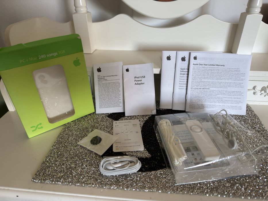Apple IPod Shuffle  1GB