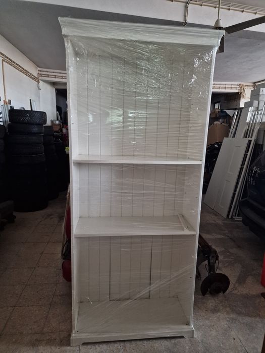 Estante branca de madeira