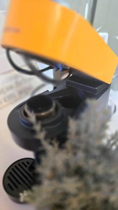 Máquina de Café DELONGHI Nespresso Vertuo Pop ENV90.Y Amarelo