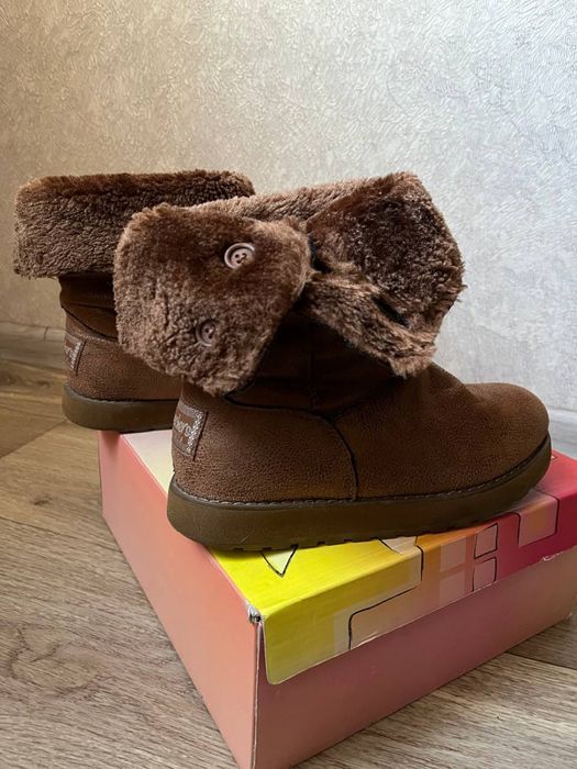 Дублёнка с капюшоном + Skechers сапоги 36