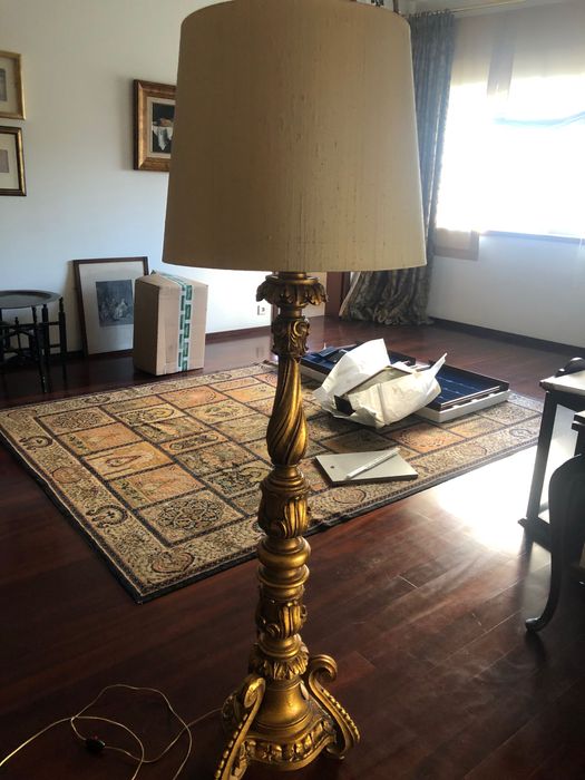 Candeeiro de pé em madeira dourada