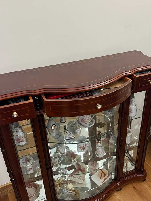 Móvel decorativo com portas em vidro