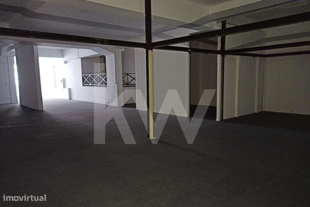 Loja com 236m2 num único piso e Garagem no Marques de Pombal com RENTA