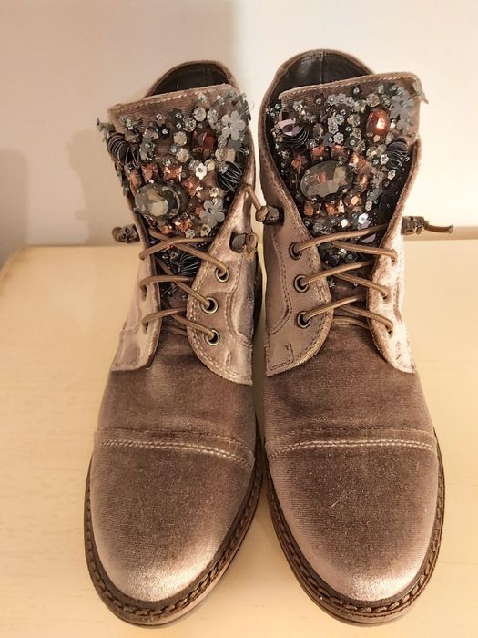 Botins de veludo de cor nude