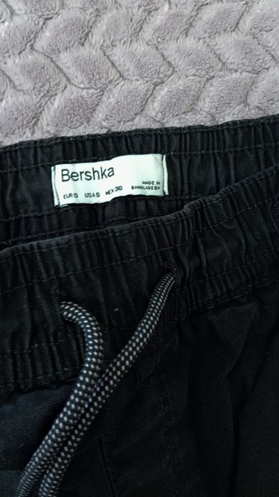 Calça cargo da Bershka