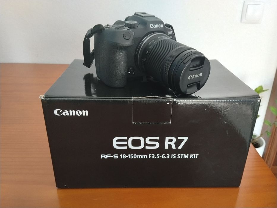 Canon R7 + RF-S 18-150 + 2 cartões memoria 64gb +kit limpeza camera+ tripé novo