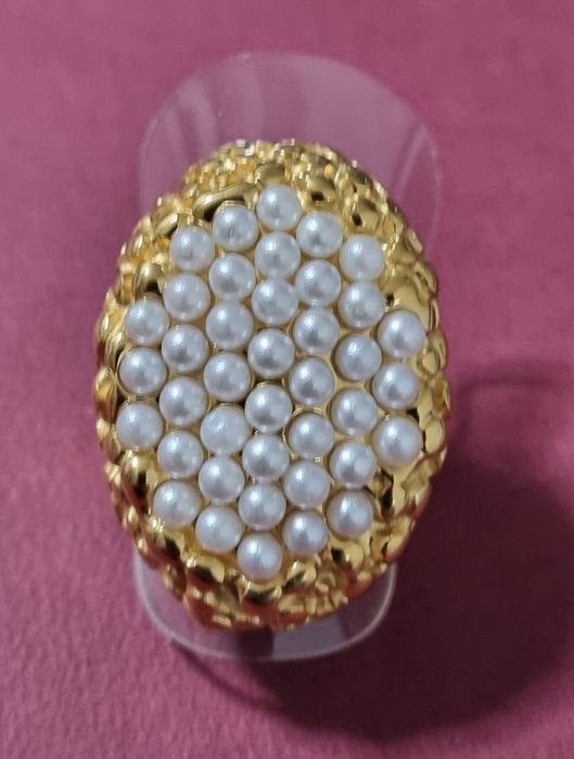 Anel dourado, em aço, com várias micropérolas por cima. T17/18