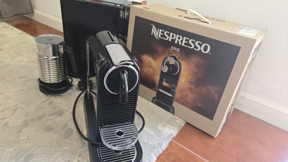 Nespresso Citiz e Aeroccino com suporte cápsulas