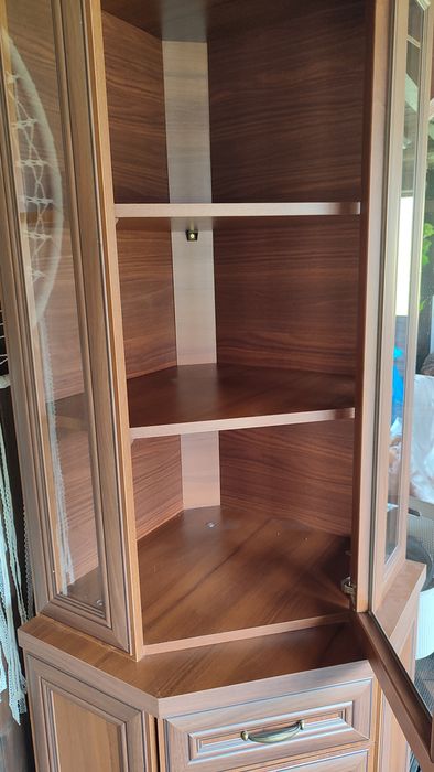 Narożna witryna do salonu