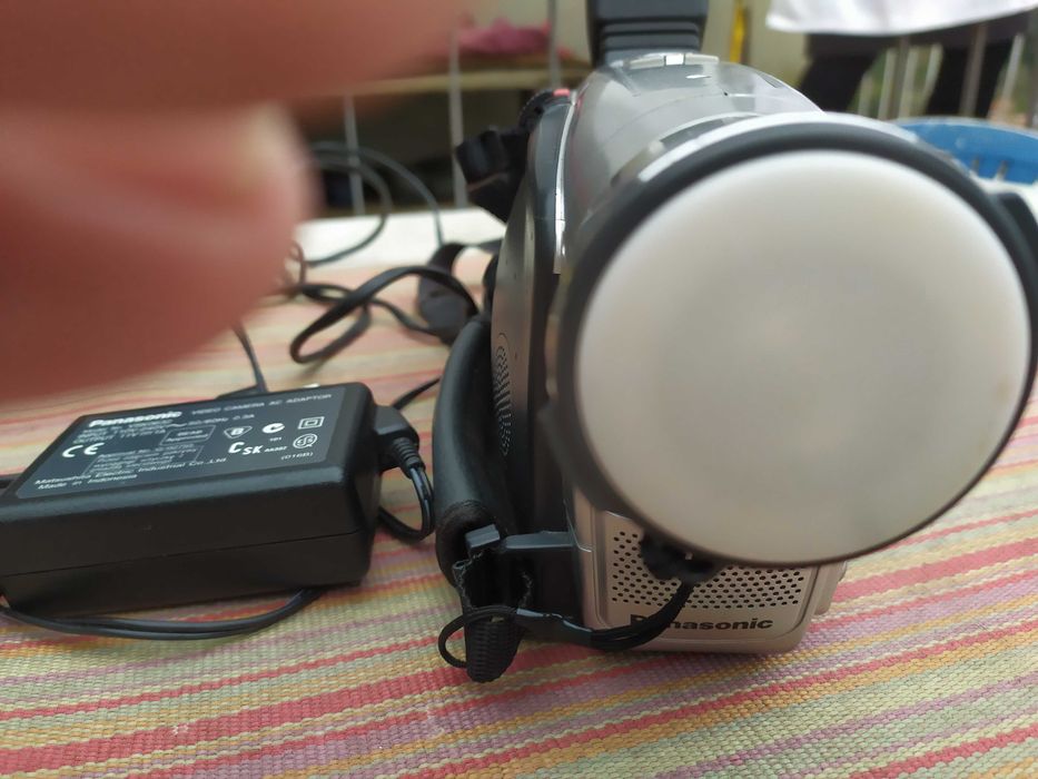 camera de filmar com alguns anos como nova.