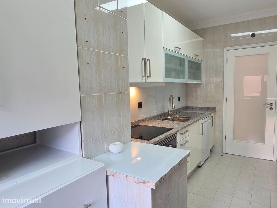 2 Lugares de Garagem - T2 Mobilado junto à Av. da República - Gaia