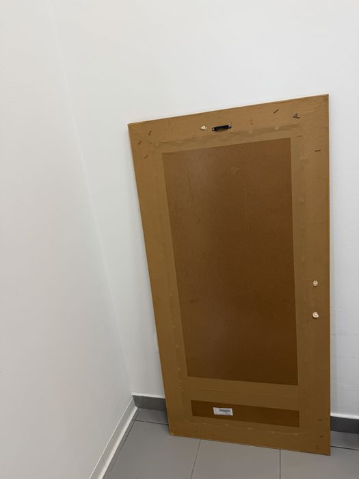 Espelho com moldura dourada