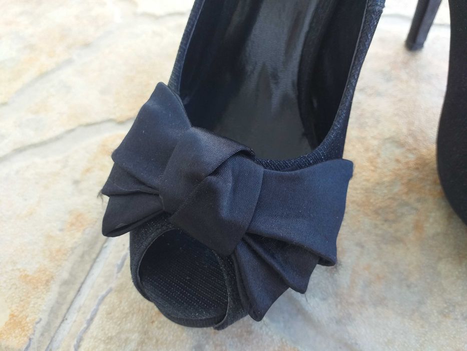 Sapatos pretos, com brilho, de salto alto