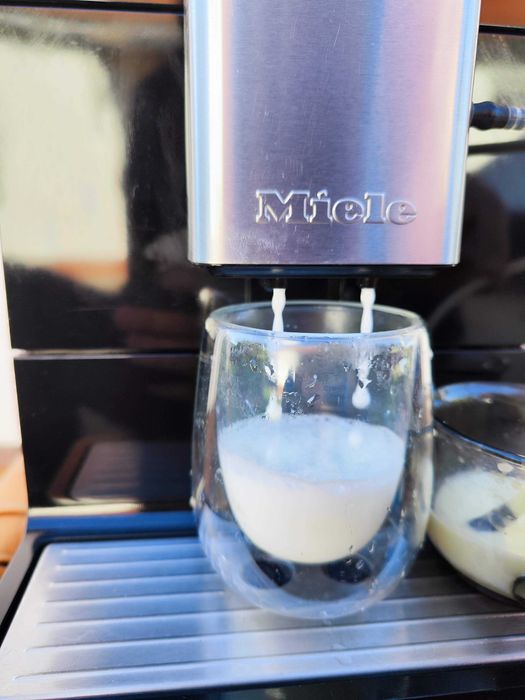 Кавомашина кавоварка MIELE CM 5300