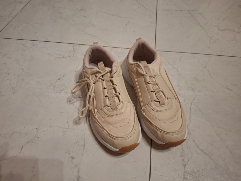 2x buty jasne....