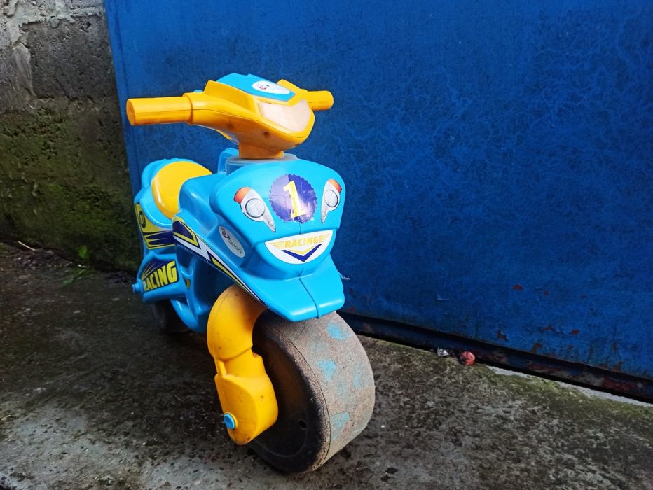 Дитячі мотоцикл і машинка