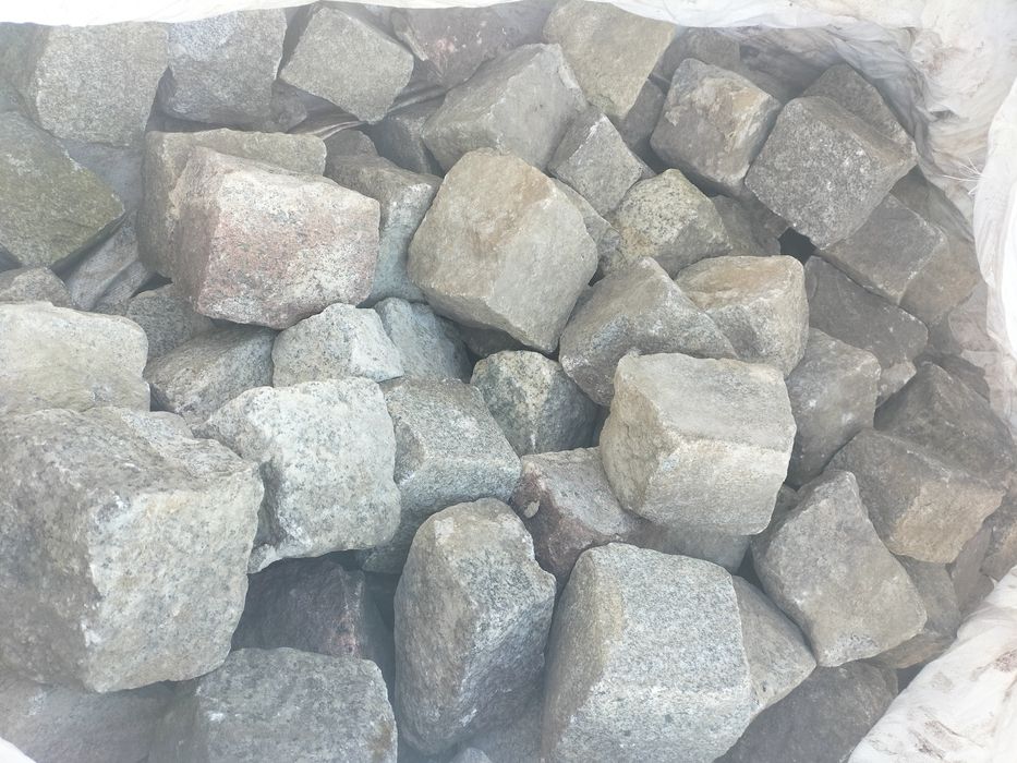 Kostka granitowa ze Strzegomia rozmiar średni  2 PLN sztuka