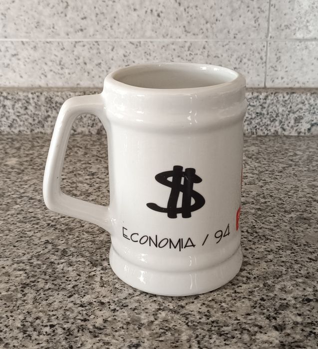 Caneca de cerveja e copos.