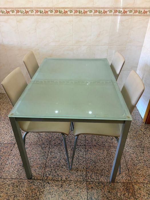 Mesa de vidro e 4 cadeiras