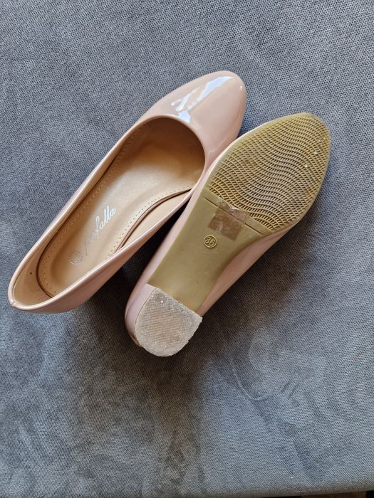 Buty beżowe na słupku 36