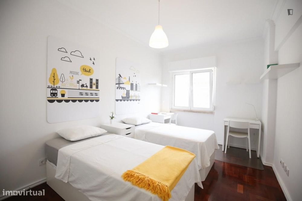Quarto - localizado em Oeiras Lisbon