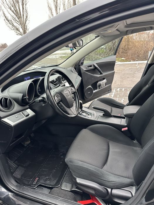 Продам свою автівку Мазда 3 Хетчбек 2012