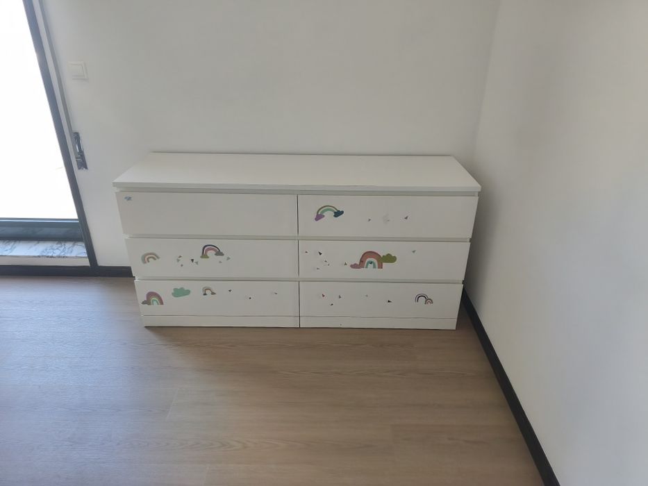 Cama e dois móveis