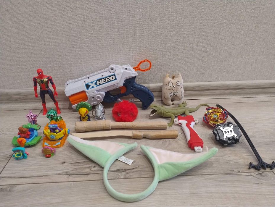 Пістолет, людина павук, Боб снейли, бейблейд, м'які іграшки