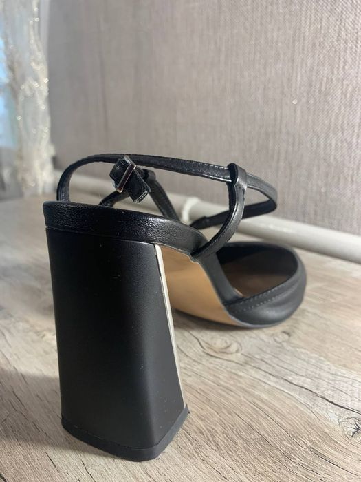 Шкіряні босоніжки