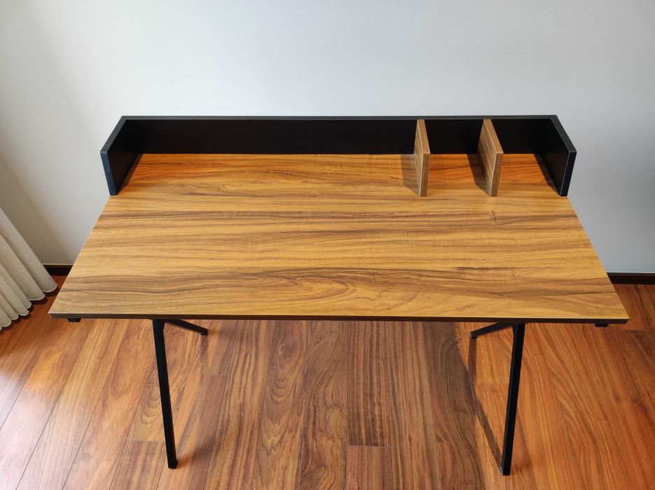 Secretária moderna – madeira e metal – 100x50x84cm