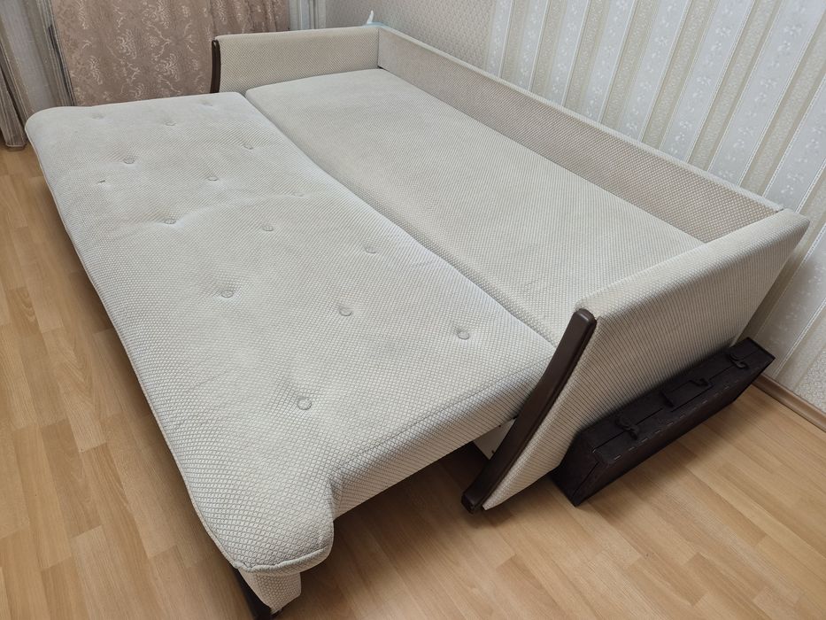 Диван класичного стилю