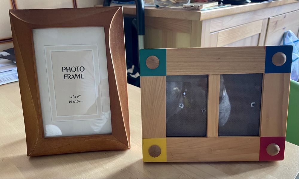 Duas molduras em madeira