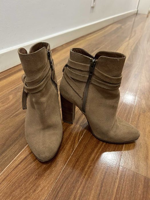Botins de pele com laço e fecho lateral