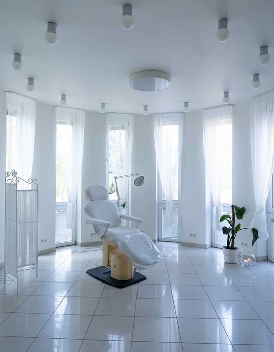 Duża sala kosmetyczna do szkoleń / konferencji / pokazów - do wynajęcia - 39,6 m²