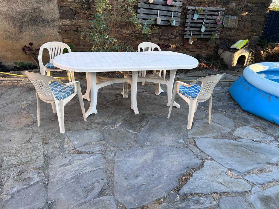 Mesa para jardim com 4 cadeiras e coxins