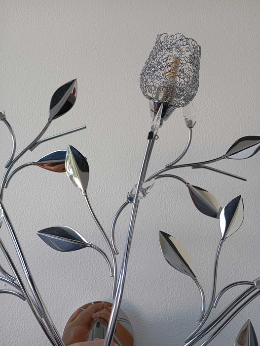 candeeiro com botões de rosa