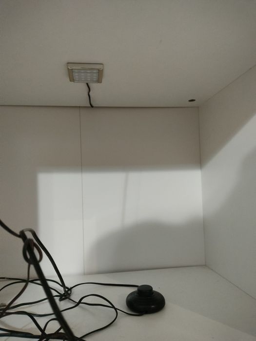 Biala witryna podświetlana