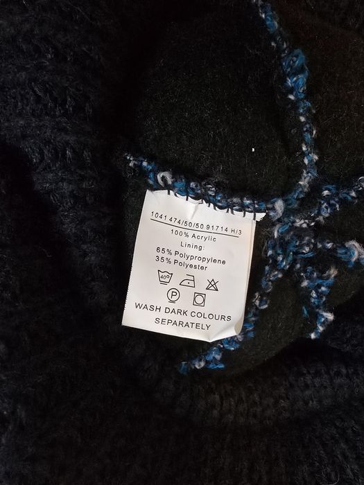 Czapka z odpinanym pomponem